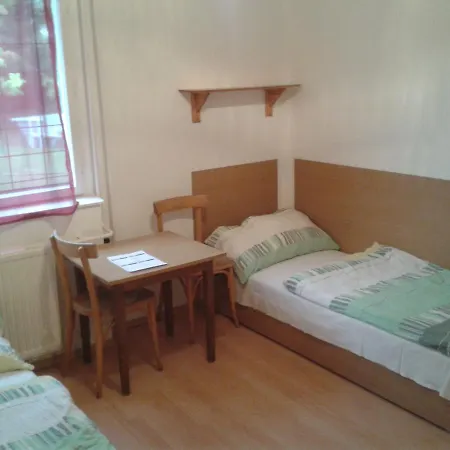 Hostel Szallo Es Kemping *